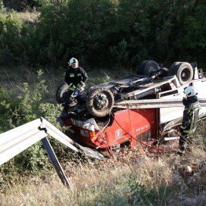 Vrpolje: Vatrogasno vozilo sletilo s ceste