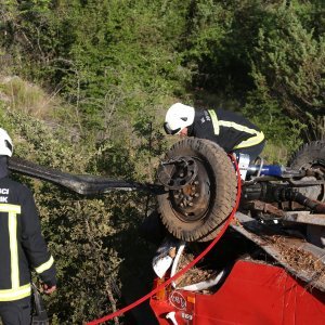 Vrpolje: Vatrogasno vozilo sletilo s ceste