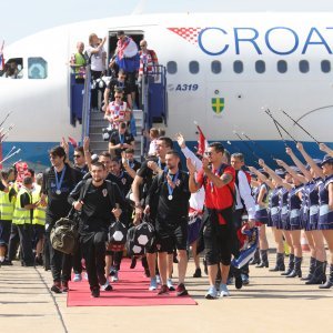 Trenutak kada su srebrni nogometaši stigli iz Moskve u Zagreb