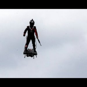 Flyboard na vojnoj paradi u Parizu