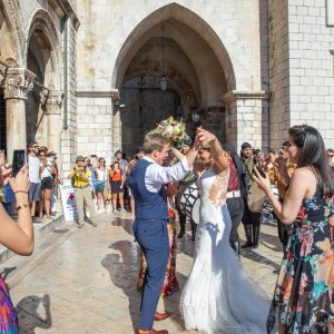 Dubrovnik: Veselo na Stradunu povodom vjenčanja para iz inozemstva