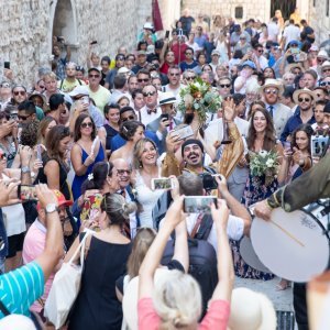 Dubrovnik: Veselo na Stradunu povodom vjenčanja para iz inozemstva