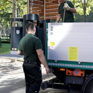 Zagreb: Na Zrinjevcu počelo postavljanje novih kanti za smeće