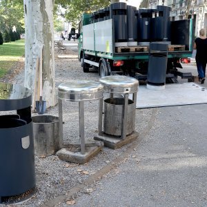 Zagreb: Na Zrinjevcu počelo postavljanje novih kanti za smeće