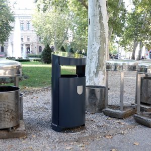 Zagreb: Na Zrinjevcu počelo postavljanje novih kanti za smeće