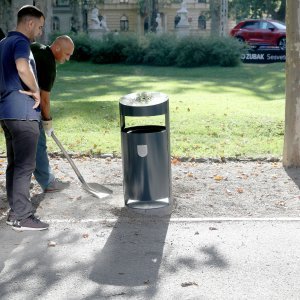 Zagreb: Na Zrinjevcu počelo postavljanje novih kanti za smeće