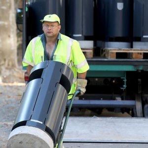 Zagreb: Na Zrinjevcu počelo postavljanje novih kanti za smeće