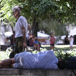 Split: Turisti i građani osvježenje potražili u hladu i na fontanama