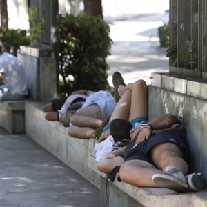 Split: Turisti i građani osvježenje potražili u hladu i na fontanama