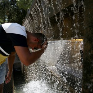 Split: Turisti i građani osvježenje potražili u hladu i na fontanama