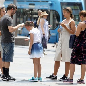 Zagrepčani i turisti pokušavaju se na različite načine zaštiti od vrućine