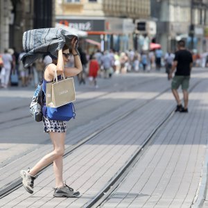 Zagrepčani i turisti pokušavaju se na različite načine zaštiti od vrućine