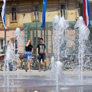 Toplinski val u Osijeku, građani na razne načine pokušavaju pronaći osvježenje