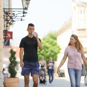 Toplinski val u Osijeku, građani na razne načine pokušavaju pronaći osvježenje