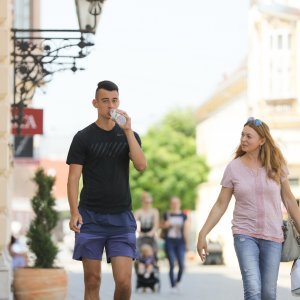 Toplinski val u Osijeku, građani na razne načine pokušavaju pronaći osvježenje