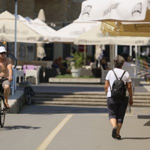 Toplinski val u Osijeku, građani na razne načine pokušavaju pronaći osvježenje