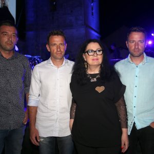 Vesna Dragojević sa sinovima Dinom, Damirom i Davorom