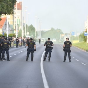 Policija dočekuje navijače