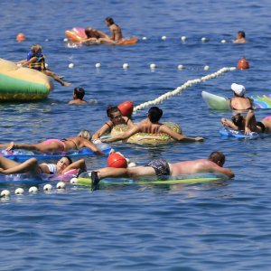 Gradske plaže pune su kupača koji uživaju s ljetnim rekvizitima