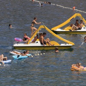 Gradske plaže pune su kupača koji uživaju s ljetnim rekvizitima