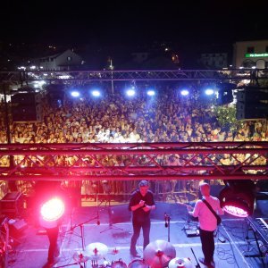 Miroslav Škoro održao koncert pred prepunim trgom Rudina u Primoštenu