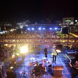 Miroslav Škoro održao koncert pred prepunim trgom Rudina u Primoštenu