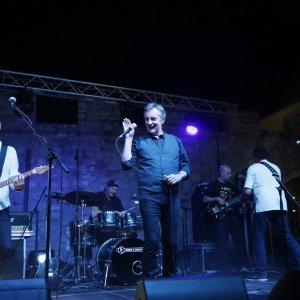 Miroslav Škoro održao koncert pred prepunim trgom Rudina u Primoštenu