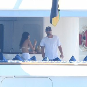 Leonardo DiCaprio i Camila Morrone krstare obalom sa Seanom Pennom i njegovom novom djevojkom Leilom George