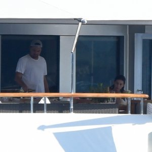 Leonardo DiCaprio i Camila Morrone krstare obalom sa Seanom Pennom i njegovom novom djevojkom Leilom George