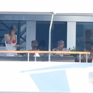 Leonardo DiCaprio i Camila Morrone krstare obalom sa Seanom Pennom i njegovom novom djevojkom Leilom George