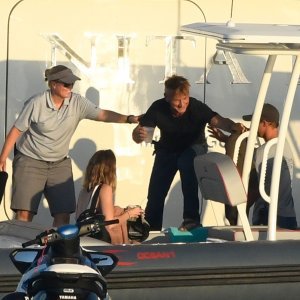 Leonardo DiCaprio i Camila Morrone krstare obalom sa Seanom Pennom i njegovom novom djevojkom Leilom George