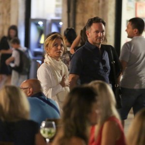 Bernie Ecclestone i Geri Halliwell sa supružnicima napuštaju restoran