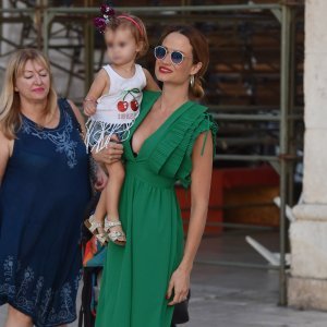 Šibenik: Maja Cvjetković prošetala gradom s kćerkicom Vitom