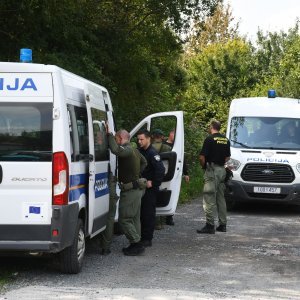 Kombi s migrantima sletio u Kupu