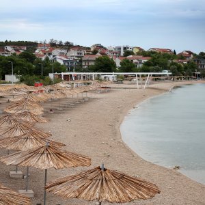 Kiša ispraznila plaže u Brodarici