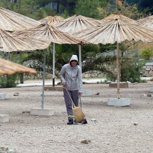 Kiša ispraznila plaže u Brodarici