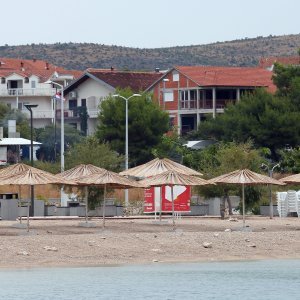 Kiša ispraznila plaže u Brodarici