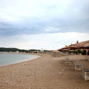 Kiša ispraznila plaže u Brodarici