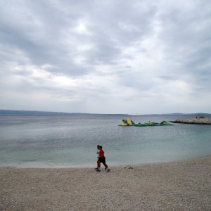 Drastična promjena vremena ispraznila plaže i terase kafića u Splitu