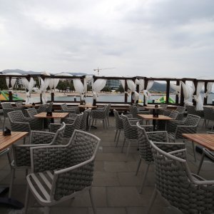 Drastična promjena vremena ispraznila plaže i terase kafića u Splitu