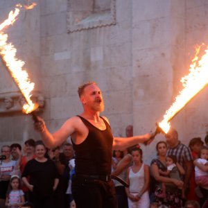 Šibenik: Atraktivan nastup skupine Artistika