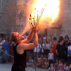 Šibenik: Atraktivan nastup skupine Artistika