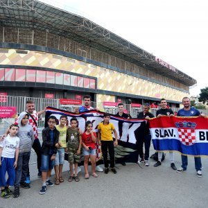 Hrvatski navijači kod stadiona u Bakuu