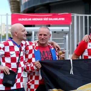 Hrvatski navijači kod stadiona u Bakuu