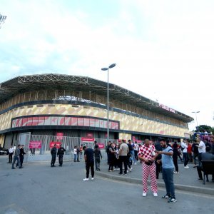 Hrvatski navijači kod stadiona u Bakuu