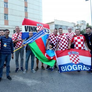 Hrvatski navijači kod stadiona u Bakuu
