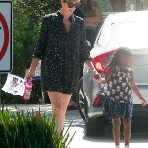 Charlize Theron u šetnji s kćerkom