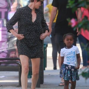 Charlize Theron u šetnji s kćerkom