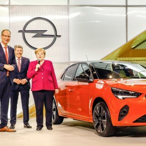 Opel na IAA Frankfurt 2019. - njemačka kancelarka Angela Merkel i Michael Lohscheller, direktor Opela ispred Corse-e