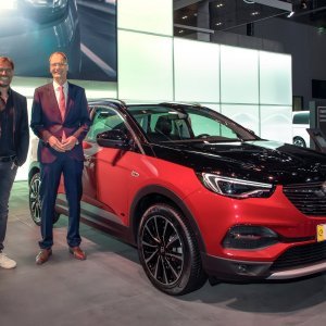 Opel na IAA Frankfurt 2019. - Michael Lohscheller i Juergen Klopp ispred modela Opel Grandland X Hybrid4